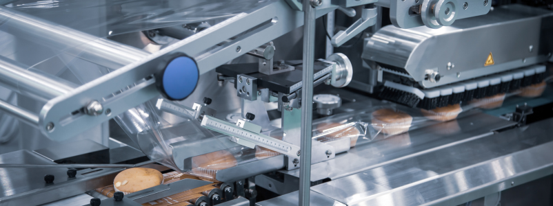 Máquina retractiladora automática en funcionamiento, demostrando eficiencia del retractilado en el embalaje industrial de productos