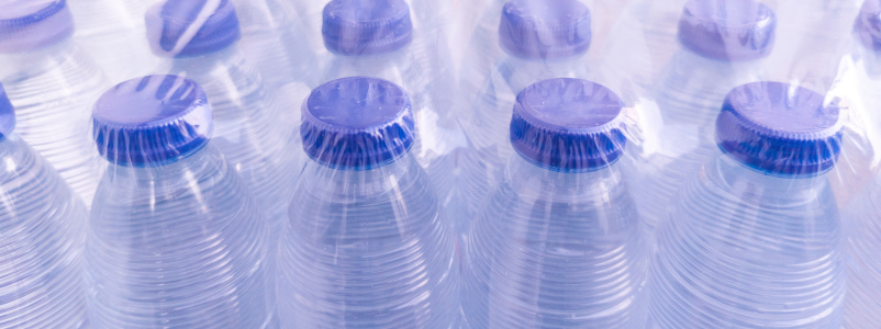 Paquete de botellas unificado por retractilado de plástico transparente, listo para transporte y almacenamiento