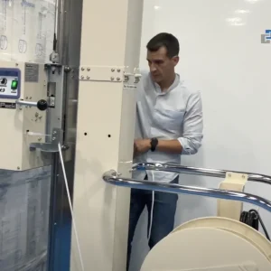 Flejadora de palets semi automática, ¿qué es y cómo se usa?