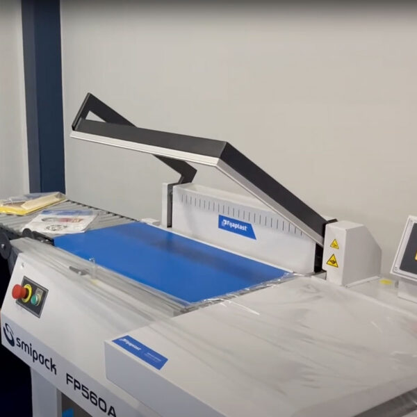 Soldadora semiautomática Smipack en operación, sellando un producto con film termoretráctil para un embalaje profesional