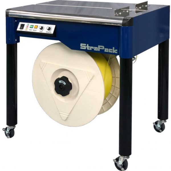 Vista de la Flejadora IQ-400 con un operario flejando un paquete, resaltando su diseño ergonómico y compacto