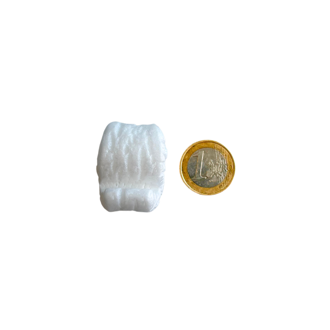 Primer plano de la viruta de relleno para embalaje de corcho blanco, mostrando su textura