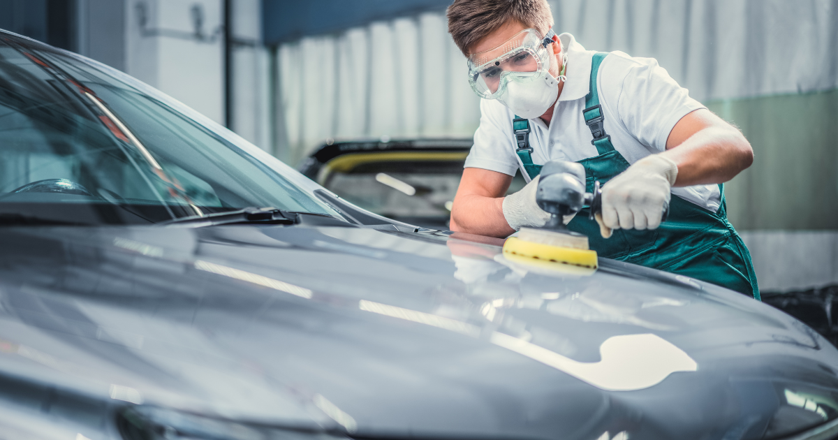 Sector automoción puliendo un vehículo con guantes de protección de látex o nitrilo blancos, guantes para trabajar en automoción