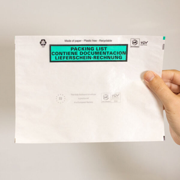 Mano sosteniendo un sobre para documentación de papel Fijaplast de 228x165 mm, ideal para envíos (9805)