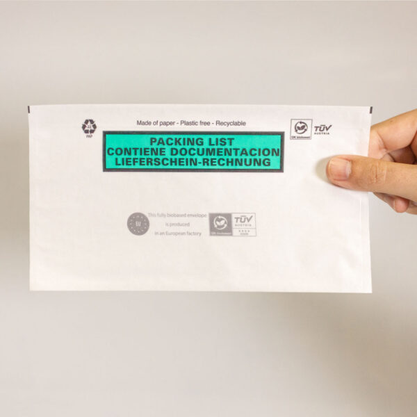 Primer plano de un sobre packing list de papel Fijaplast siendo sostenido, mostrando su material ecológico (91901)