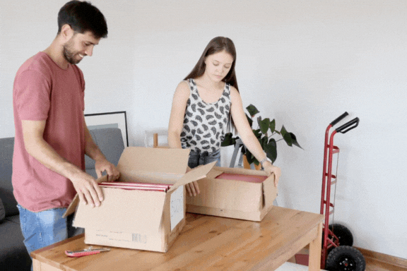 Chica grabando su video de unboxing para redes sociales, abriendo con entusiasmo un embalaje a medida