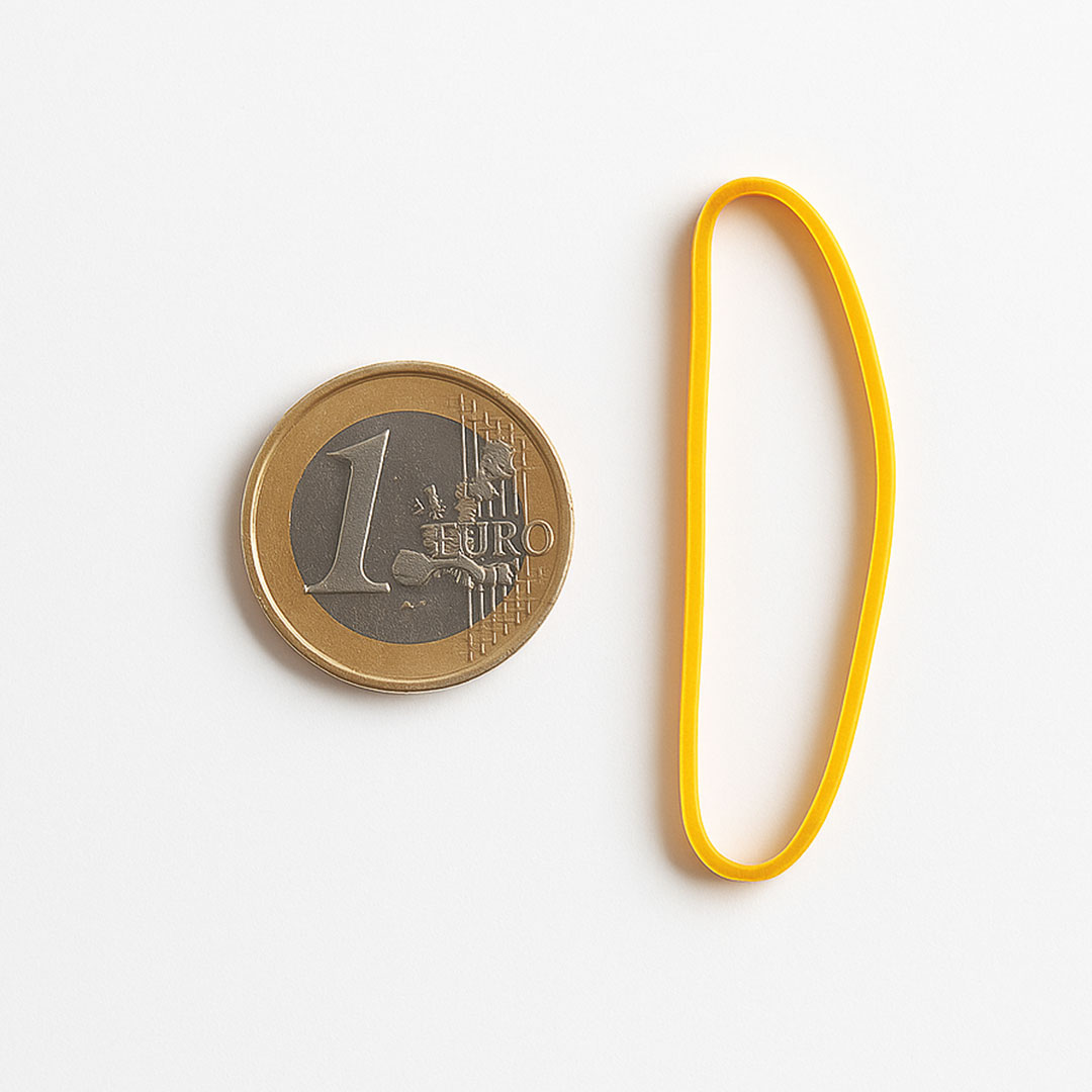 Comparando el tamaño de la goma con un euro 21340M