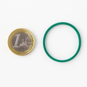 Comparando el tamaño de nuestra goma fina verde con un euro 4816T-moneda