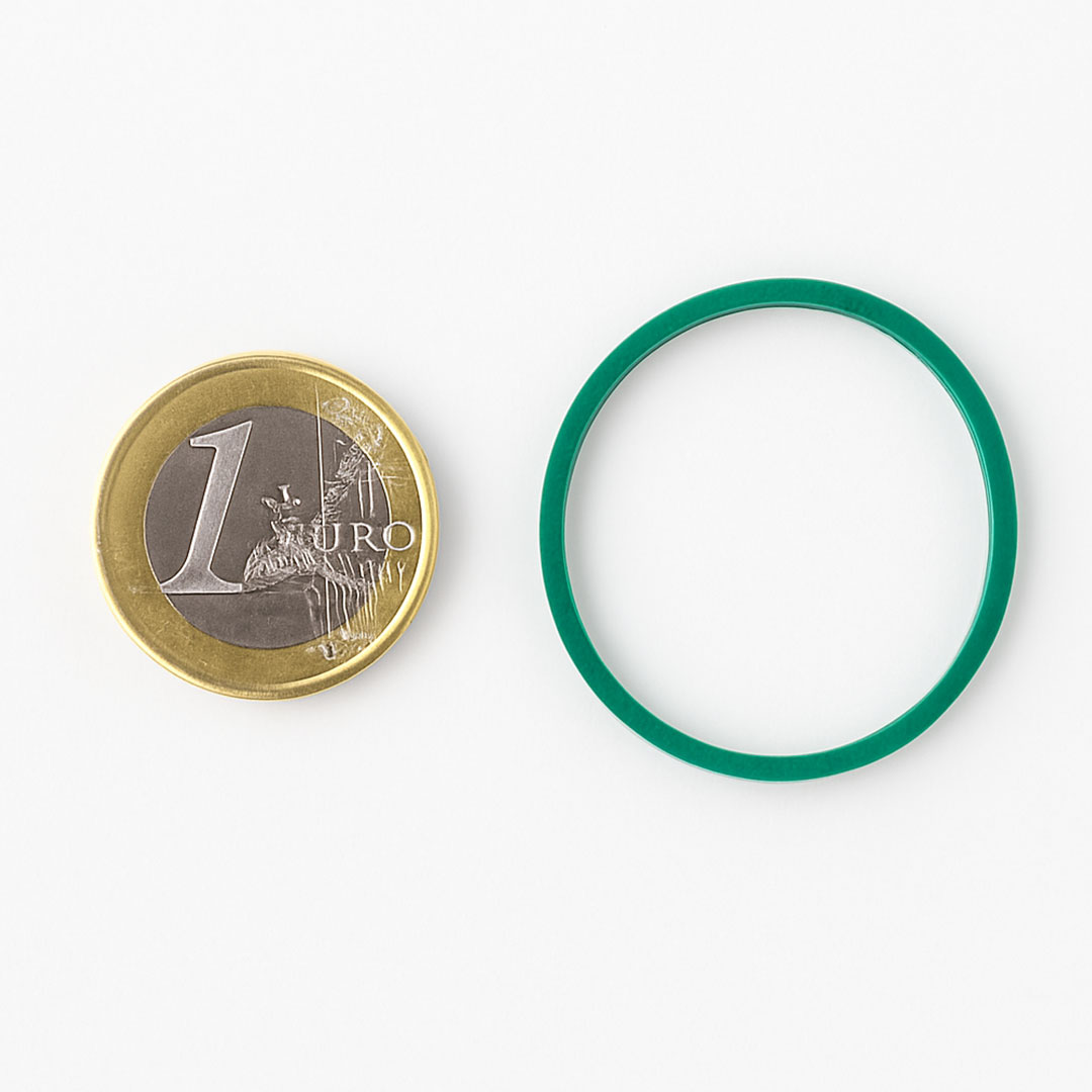 Comparando el tamaño de nuestra goma fina verde con un euro 4816T-moneda
