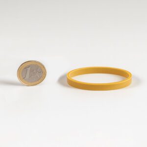 Compra Gomas Elásticas Gruesas Amarillas Baratas 60x5x1.4 mm, comparando su tamaño con un euro 14276T