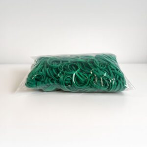 Compra online gomas elásticas gruesas baratas de 70x5x1,4 mm, en color verde. Ideales para organizar y sujetar, ofrecen alta resistencia. Se venden en bolsas de un kilo. 11978T-bolsa