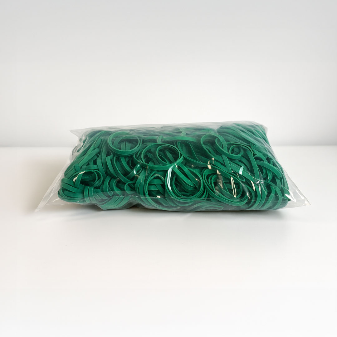 Compra online gomas elásticas gruesas baratas de 70x5x1,4 mm, en color verde. Ideales para organizar y sujetar, ofrecen alta resistencia. Se venden en bolsas de un kilo. 11978T-bolsa