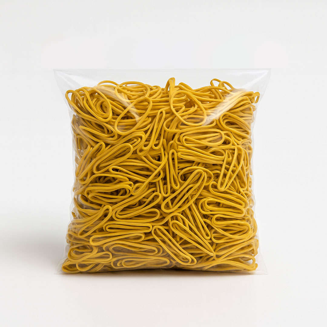 Compra online la bolsa de gomas elásticas baratas finas de 50x2x1,6 mm, en color amarillo. Ideales para organizar y sujetar, ofrecen alta resistencia. ¡Envío Rápido!21340M-bolsa