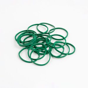Nuestras gomas elásticas finas verdes de 50x2x1.8 mm son la herramienta perfecta para organizar y sujetar objetos con eficiencia y un toque de color. 4816T-bodegon
