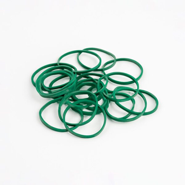 Nuestras gomas elásticas finas verdes de 50x2x1.8 mm son la herramienta perfecta para organizar y sujetar objetos con eficiencia y un toque de color. 4816T-bodegon