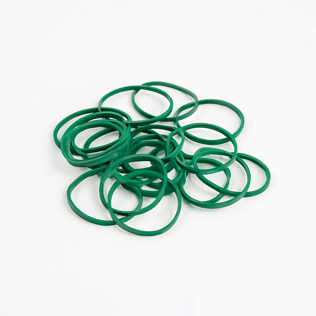 Nuestras gomas elásticas finas verdes de 50x2x1.8 mm son la herramienta perfecta para organizar y sujetar objetos con eficiencia y un toque de color. 4816T-bodegon