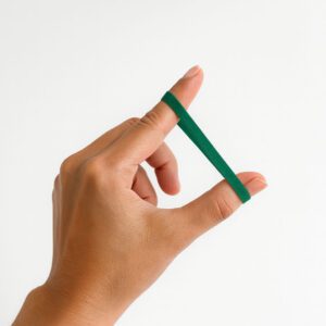 Nuestras gomas elásticas gruesas verdes (70x5x1.4 mm), de caucho natural, ofrecen gran elasticidad y resistencia 11978T-mano