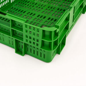 Un primer plano de la caja de plástico apilable mostrando sus perforaciones ideales para la ventilacion de productos frescos