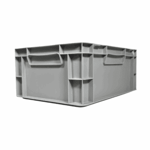 Vista diagonal de la caja de almacenaje de plástico gris Eurobox (400x300x175mm), mostrando su forma apilable, superficie lisa y color gris (Ref 76031 Fijaplast)