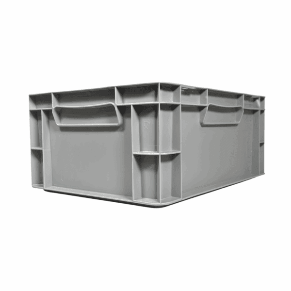 Vista diagonal de la caja de almacenaje de plástico gris Eurobox (400x300x175mm), mostrando su forma apilable, superficie lisa y color gris (Ref 76031 Fijaplast)