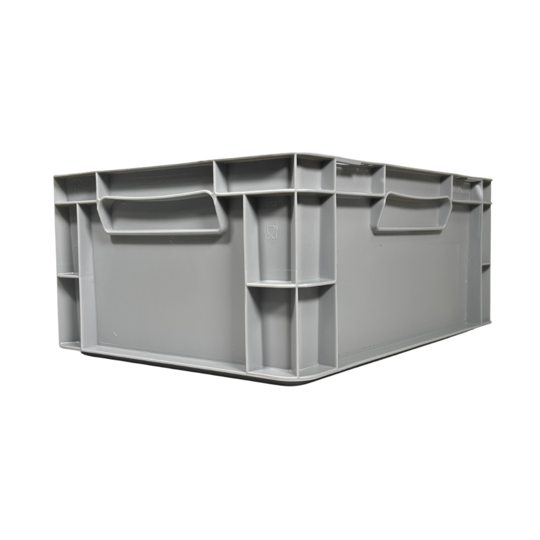 Vista diagonal de la caja de almacenaje de plástico gris Eurobox (400x300x175mm), mostrando su forma apilable, superficie lisa y color gris (Ref 76031 Fijaplast)