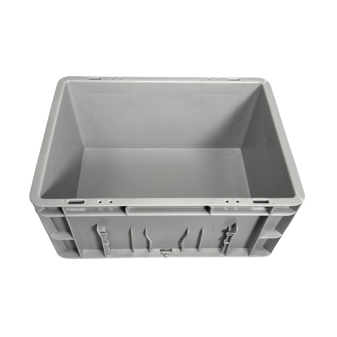 Vista superior de la caja de almacenaje de plástico gris Eurobox (400x300x175mm), mostrando el borde y el interior vacío (Ref 76031 Fijaplast)