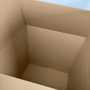 Detalle del interior de la Caja de cartón grande de 553x553x850mm, ideal para envíos de e-commerce, mudanzas y almacenaje 02408