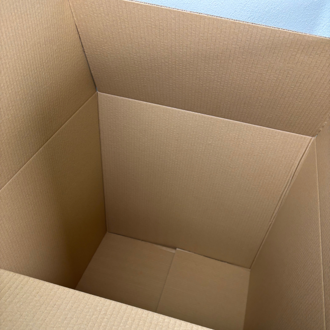 Detalle del interior de la Caja de cartón grande de 553x553x850mm, ideal para envíos de e-commerce, mudanzas y almacenaje 02408