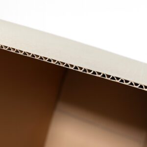 Detalle solapas de caja de cartón.