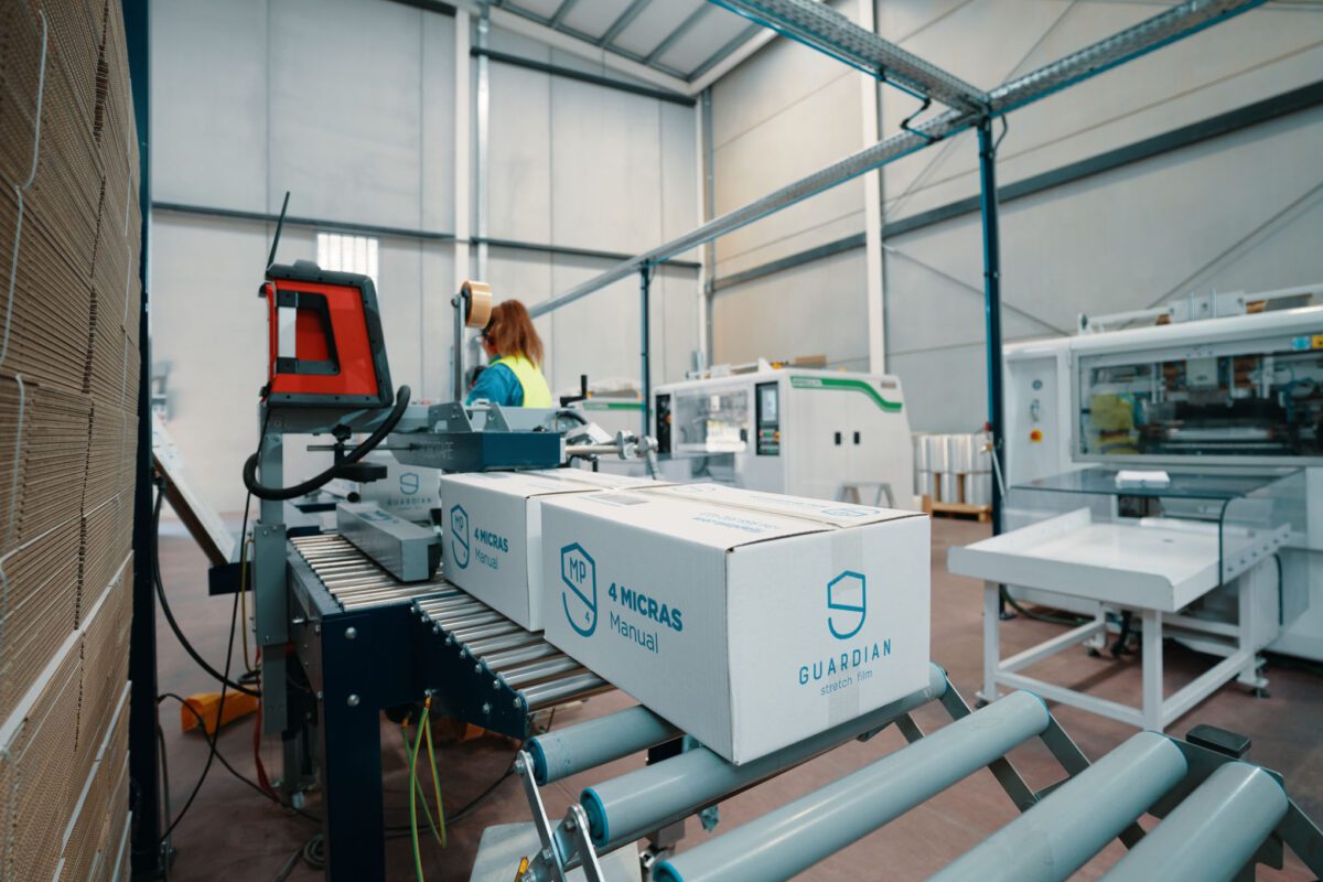 Operario de Fijaplast empleando Empaquetadora Automática para llenar y cerrar cajas