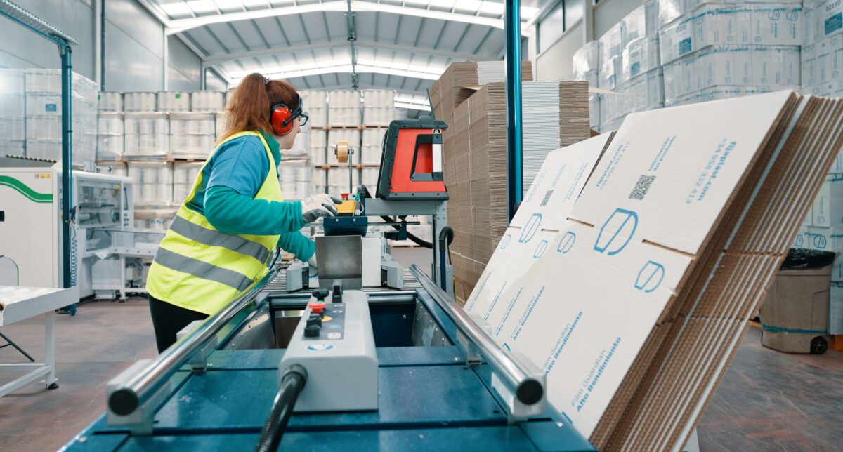 Operario de Fijaplast empleando Empaquetadora Automática para llenar y cerrar cajas
