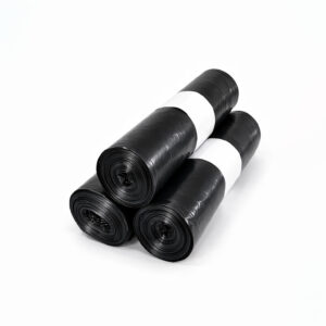 tres rollos de bolsas de basura negras