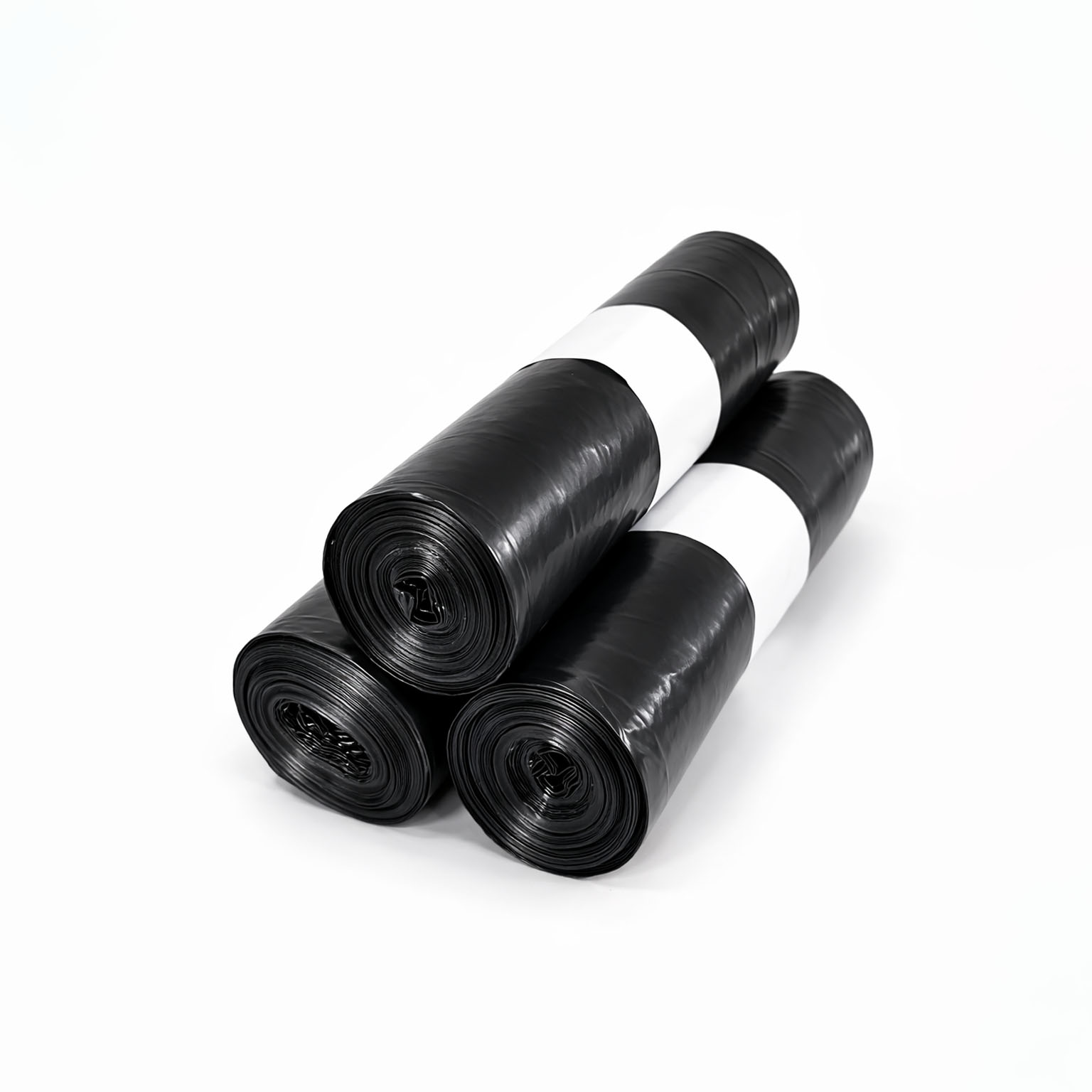 tres rollos de bolsas de basura negras
